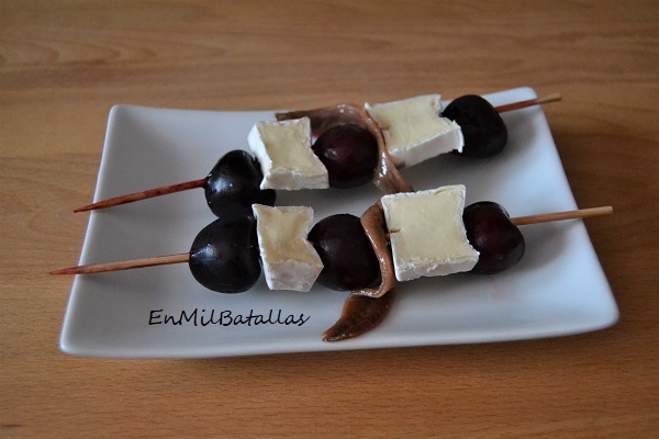 Banderillas de cerezas con queso brie - En Mil Batallas