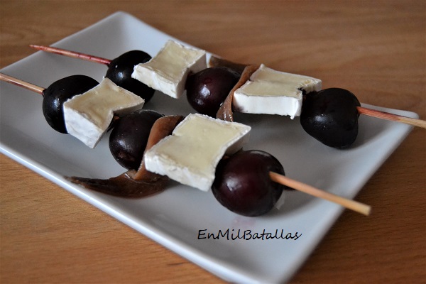 Banderillas de cerezas con queso brie - En Mil Batallas