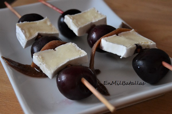 Banderillas de cerezas con queso brie - En Mil Batallas