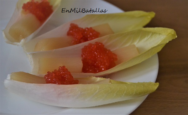 Barquitas de endivia con esferificaciones de gamba roja - En Mil Batallas