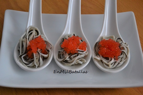 Cucharitas de gulas con esferificaciones de gamba roja - En Mil Batallas