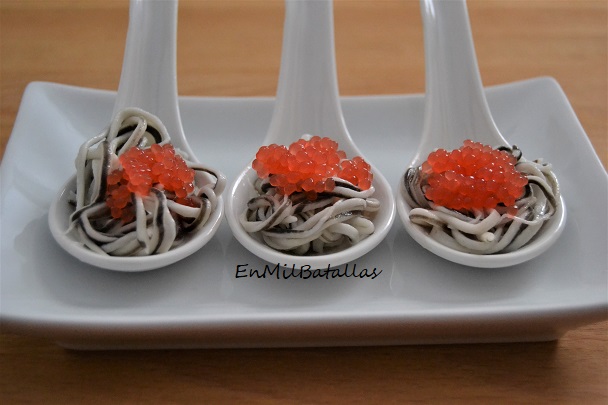 Cucharitas de gulas con esferificaciones de gamba roja - En Mil Batallas