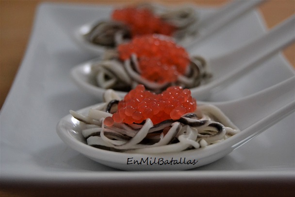 cucharitas de gulas con esferificaciones de gamba roja - En Mil Batallas