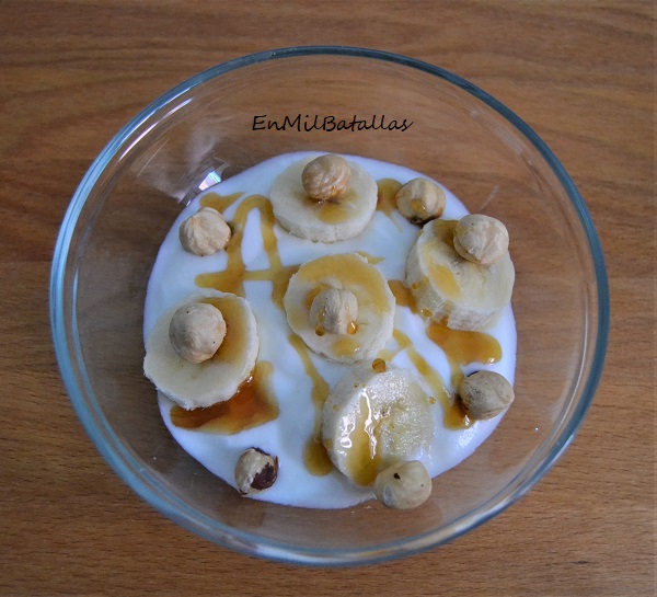 Desayuno de yogur con plátano y avellanas - En Mil Batallas