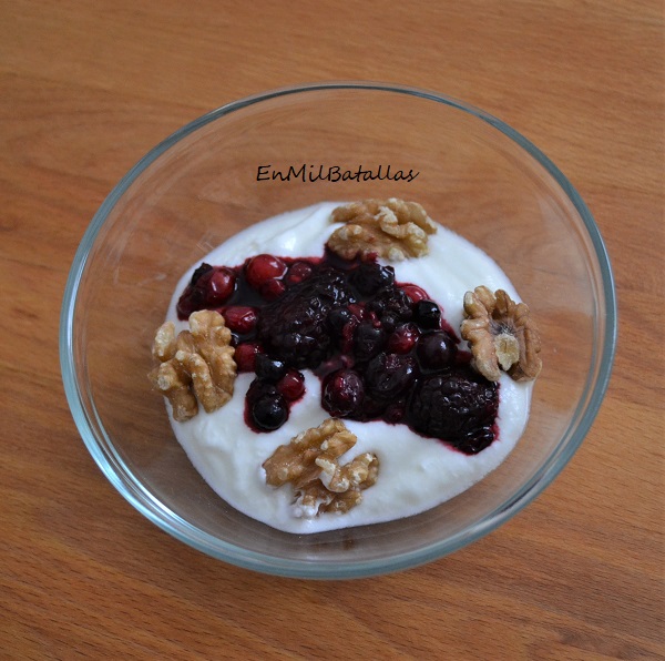 Desayuno de yogur con nueces y frutas rojas - En Mil Batallas