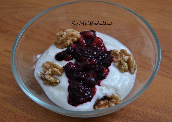 Desayuno de yogur con nueces y frutas rojas - En Mil Batallas