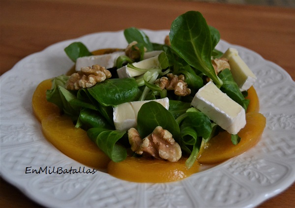 Ensalada de canónigos con melocotón y brie - En Mil Batallas