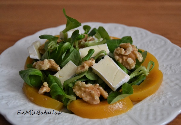 Ensalada de canónigos con melocotón y brie - En Mil Batallas