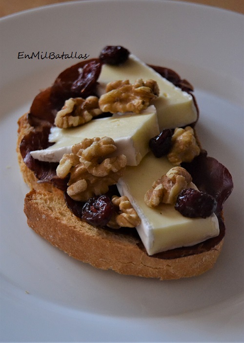 Tostadas de brie con cecina - En Mil Batallas