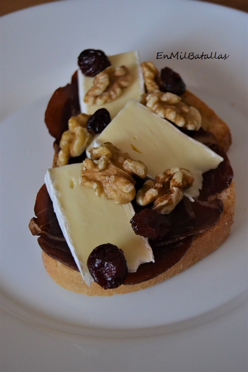 Tostadas de brie con cecina - En Mil Batallas