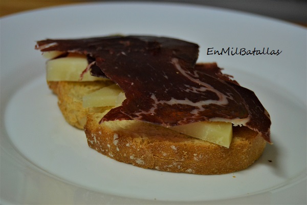 Tostadas de cecina con queso de oveja - En Mil Batallas