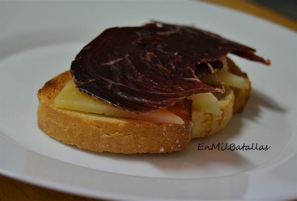 Tostadas de cecina con queso de oveja